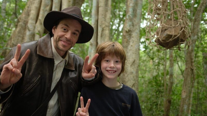 Tobi als Abenteurer mit Theo, der den 8-jährigen Tobi gespielt hat. – Bild: BR/​megaherz gmbh/​Johannes Obermaier