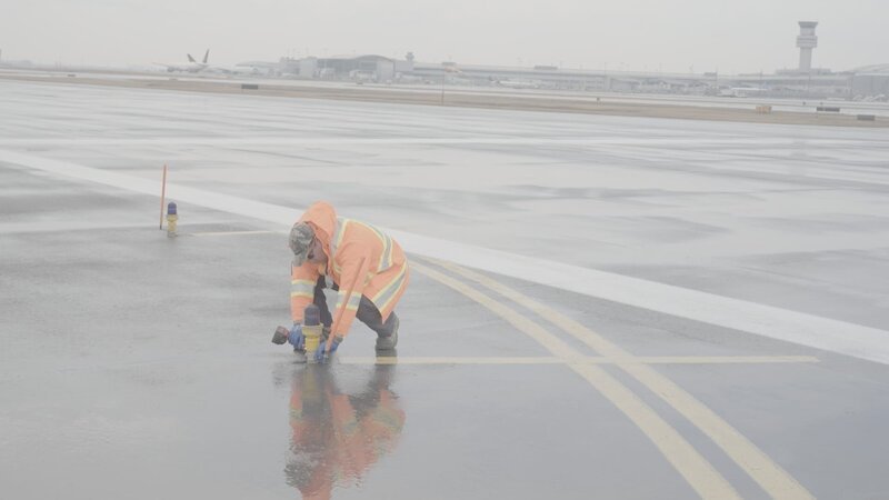 Jose Ortega, Airfield Maintenance at Toronto Pearson. (Arrow International Media Ltd & Cantina Media) – Bild: Arrow International Media Ltd & Cantina Media