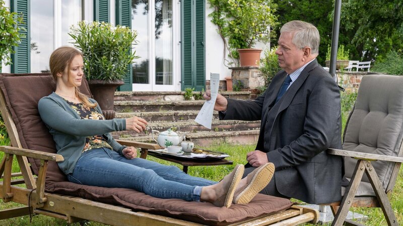 Ein Beweisstück und ernste Mienen: Anne Kanis als Marlene Balckow, Rainer Hunold als Bernd Reuther – Bild: SRF/​ZDF/​Andrea Enderlein