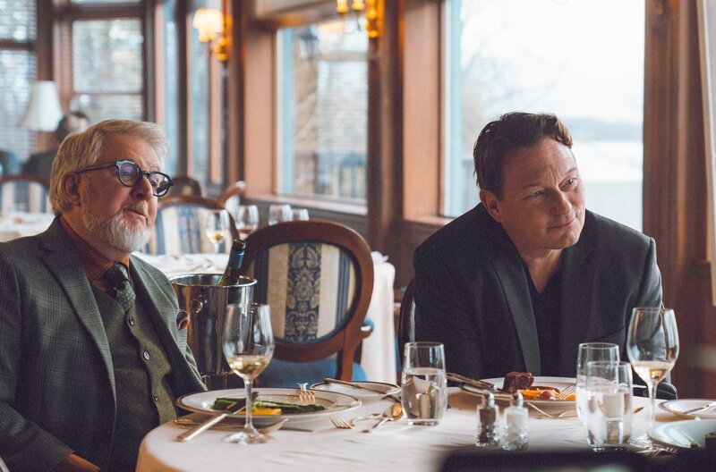 Lobbyarbeit beim Mittagessen: Brankovich (Marc Antony Krupa, re.) und Fraser (Benoît Brière, li.) versuchen, die Wirtschaftsministerin auf ihre Seite zu ziehen. – Bild: ARTE F /​ Lou Scamble