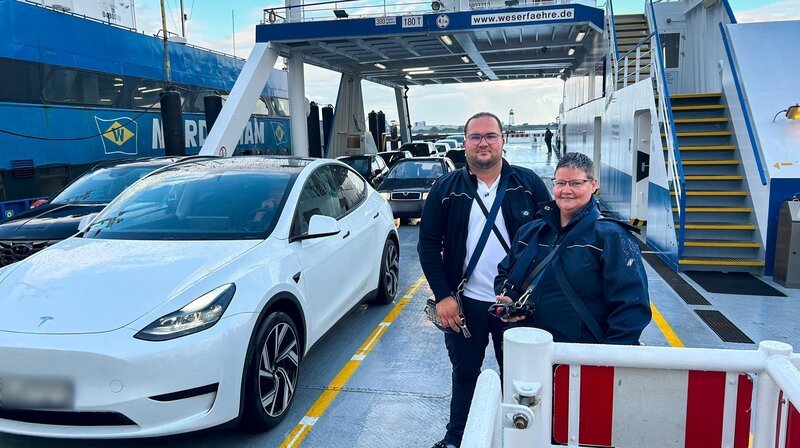 Decksleute Memo Imsirovic und Silke Behnen sorgen für Ordnung und Sicherheit an Bord der „Bremerhaven“. Und dafür, dass alle Passagiere einen gültigen Fahrschein haben. – Bild: NDR/​Kamera Zwei