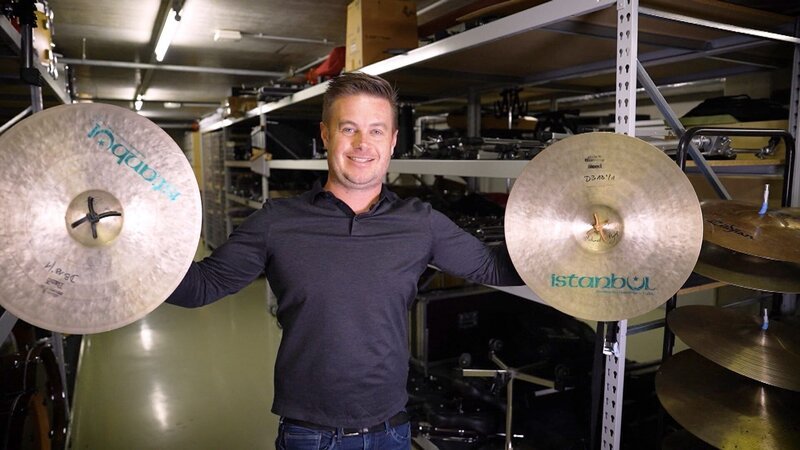 Orchesterwart Herbert Wiederstein in seiner Instrumenten-Schatzkammer – Bild: ORF/​ORF-OÖ