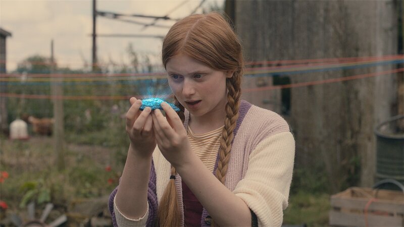 Mildred (Lydia Page) hat ihren Harmonie-Stein gefunden. Nun kann sie ihre Zauberkräfte, die durch den magischen Burnout verschwunden waren, wieder aufladen und zurück nach Graustein fliegen. – Bild: ZDF/​CBBC/​ZDF Enterprises