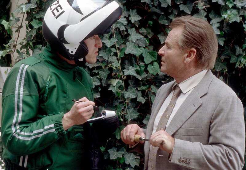 Wöller (Fritz Wepper, r.) wurde von Polizist Meier (Lars Weström, l.) auf frischer Tat ertappt. Er wollte den Briefkasten des Nonnenstifts klauen. – Bild: ORF 2