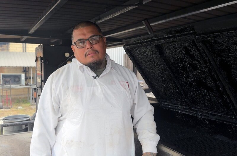 Grillmeister Jerry Mendoza verrät seine Tricks für ein perfektes Barbecue. – Bild: ARTE F /​ Elephant Doc