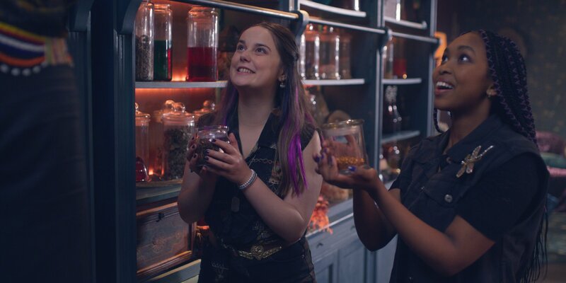 Lola und Amy wurden von Ceces Tante Ginger als ihre Zauberlehrlinge aufgenommen und bereiten nun alles dafür vor, um einen Schutzzauber herzustellen. – Bild: ZDF/​2023 Cottonwood Media/​ZDF Studios/​ Opéra National de Paris