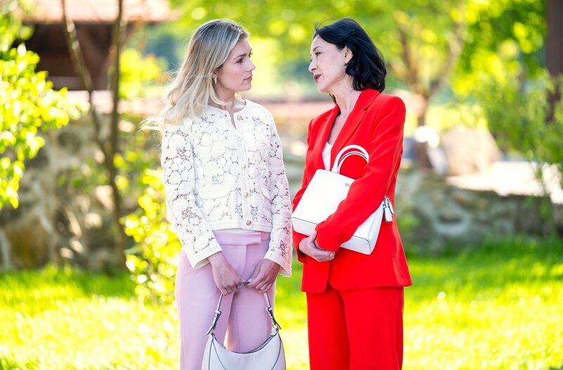 Sophia (Krista Birkner, r.) ist Larissa (Anna Karolin Berger, l.) ein Fels in der Brandung. – Bild: ORF/​ARD/​Thomas Neumeier