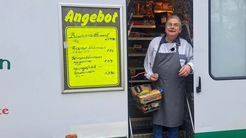 Die Einkäufe bringt Uwe Maas der Kundin persönlich ins Haus. – Bild: NDR/​Petra Peters