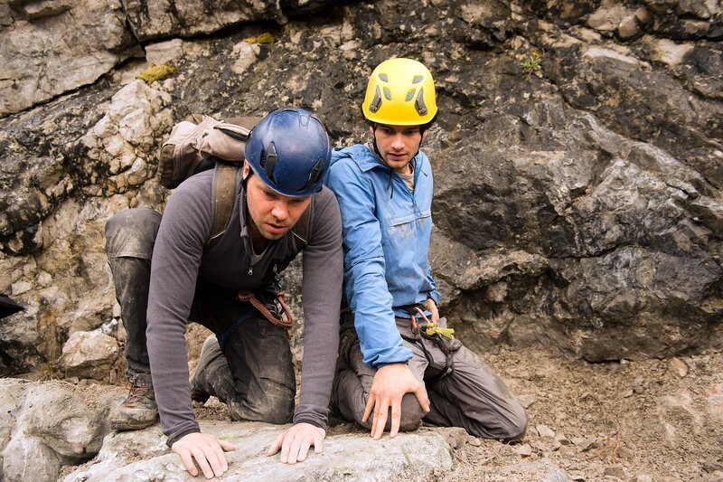 Tom (Aaron Karl, r.) und Maik (Martin Baden, l.) sind entsetzt: Vor ihren Augen ist Bergführer Jonas in die Tiefe gestürzt! – Bild: ORF/​ZDF/​Thomas R. Schumann