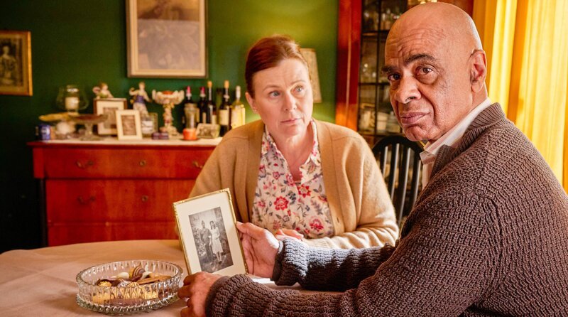 Roswitha Hertel (Bettina Mittendorfer) und ihr Halbbruder Arthur Schmalhofer (Charles M. Huber) betrachten ein altes Foto. – Bild: ORF/​ARD Degeto/​Hager Moss Film/​Bernd Schuller