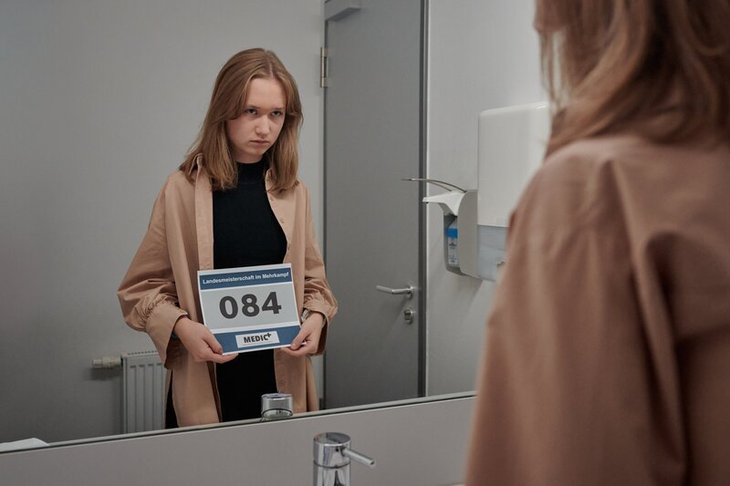 Was ist los bei Fabienne (Paula Uhde)? – Bild: mdr/​Saxonia Media/​Adrian Groß