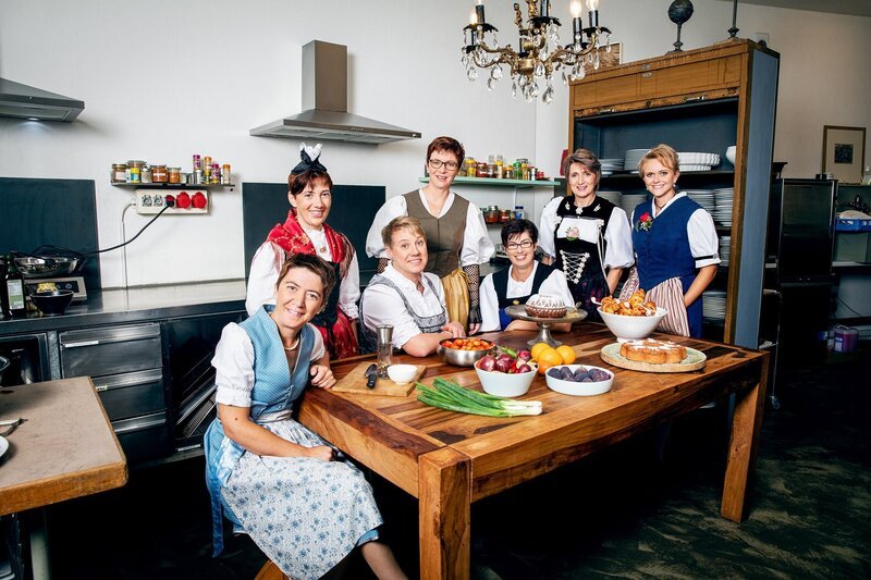 v.l. Flurina Candinas, Theres Marty, Astrid Murpf, Aurelia Joly, Manuela Achermann, Marlies Bärschi, Brigitte Inderbitzin – Bild: SRF/​Ueli Christoffel