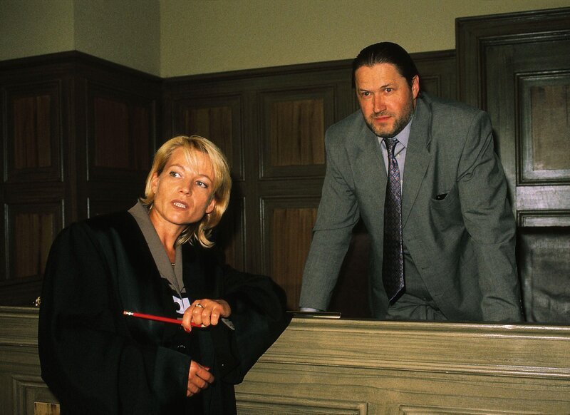 Der Angeklagte Wolf Schuhmann (Michael Brandner) mit seiner Verteidigerin (Angela Neumann). – Bild: RTL Deutschland
