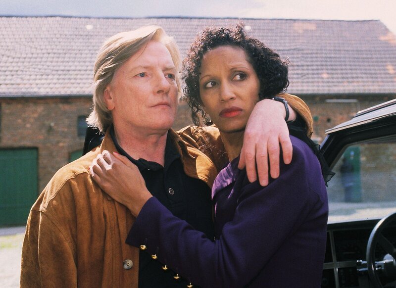 Die Beschattung von Isabella (Karin Boyd) war erfolgreich. Sie hat die Polizei direkt zu dem angeblichen Mordopfer Hanno Ludwig (Manfred Zapatka) geführt. – Bild: RTL /​ Rolf Baumgartner