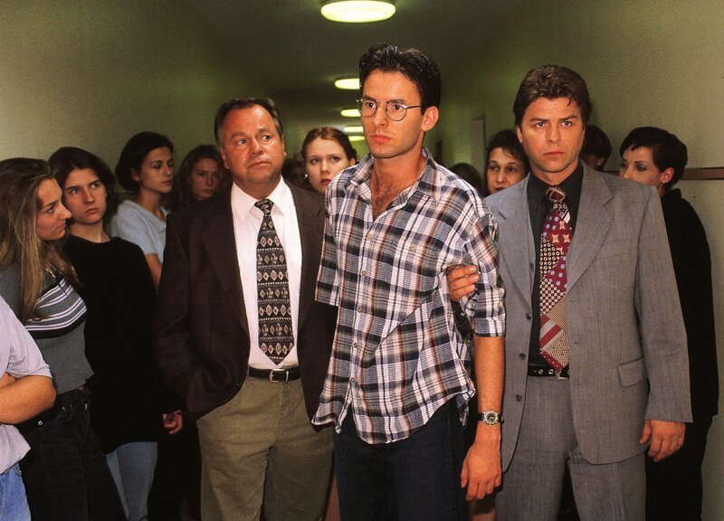 Kehler (Wolfgang Bathke, l.) und Wolniak (Uwe Fellensiek, r.) nehmen Jonas Schütte (Alexander Friedrich), Natalies Lieblingslehrer, zu dem sie eine enge Beziehung hatte, fest. – Bild: RTL /​ Rolf Baumgartner