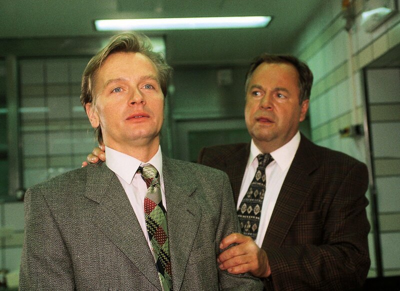 Kriminalkommissar Stefan Kehler (Wolfgang Bathke) mit dem erschütterten Vater des toten Babys, Bernd Martens (Horst Kotterba). – Bild: RTL /​ Rolf Baumgartner