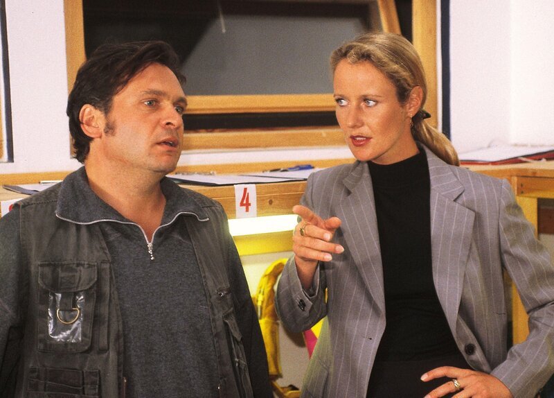 Staatsanwältin Glaser (Britta Schmeling) will von dem Fallschirmsprung-Trainer Keil (Jockel Tschiersch) wissen, warum sich der Fallschirm von Kiebel nicht geöffnet hat. – Bild: RTL