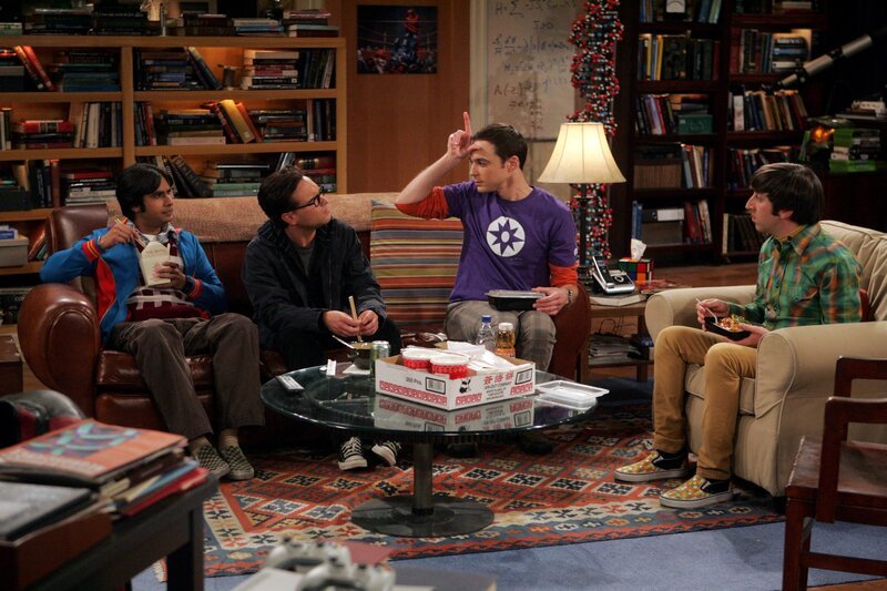 Sheldon (Jim Parsons, 2.v.r.) verabredet sich mit Penny zum Spaghetti-Essen, was er allerdings seinen Freunden Leonard (Johnny Galecki, 2.v.l.), Rajesh (Kunal Nayyar, l.) und Howard (Simon Helberg, r.) verheimlicht … – Bild: Warner Bros. Television
