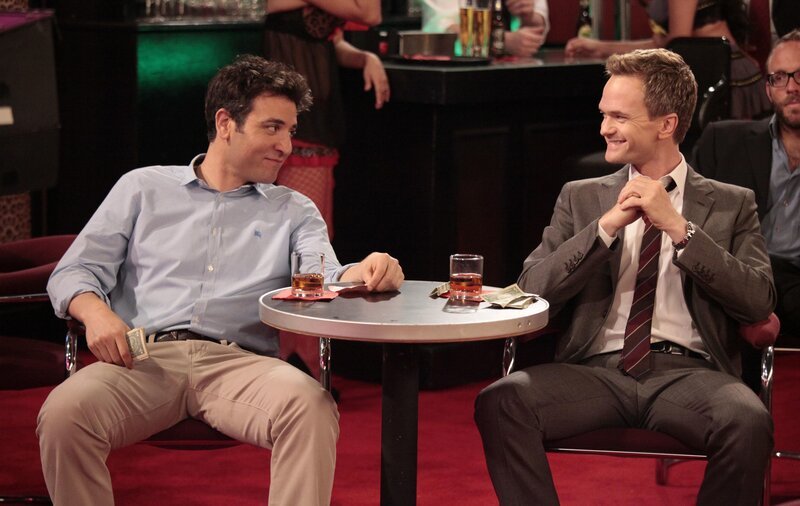 Bei einem Ausflug in einen Stripclub, treffen Ted (Josh Radnor, l.) und Barney (Neil Patrick Harris, r.) auf Quinn – doch was macht sie dort nur? – Bild: 20th Century Fox International Television