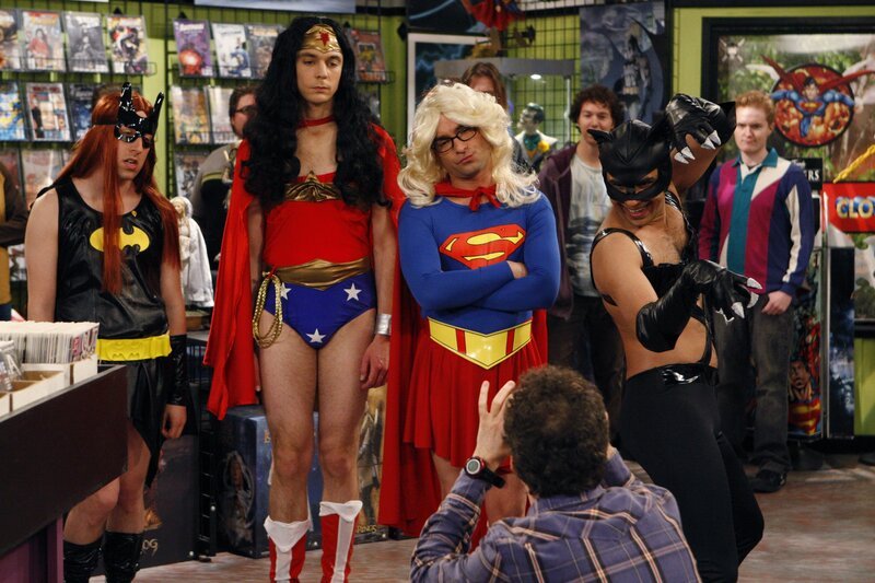 Müssen ihre demütigende Wettschuld einlösen: Leonard (Johnny Galecki, 2.v.r.), Sheldon (Jim Parsons, 2.v.l.), Rajesh (Kunal Nayyar, r.) und Howard (Simon Helberg, l.) … – Bild: Warner Bros. Television