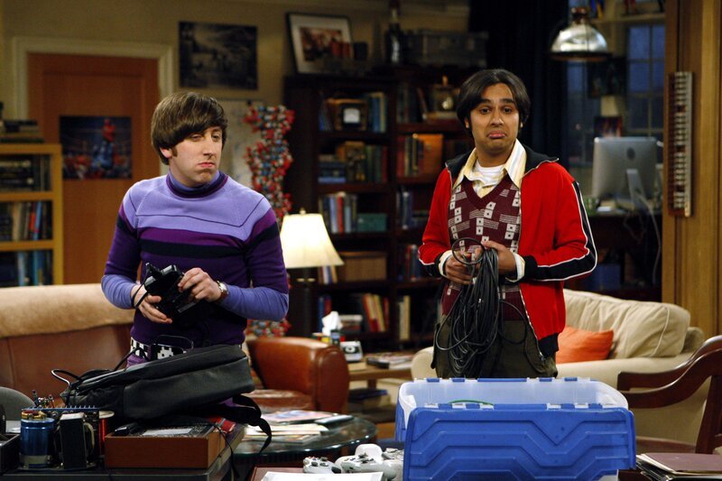 Bereiten alles für ein Laser-Experiment vor: Raj (Kunal Nayyar, r.) und Howard (Simon Helberg, l.) … – Bild: Warner Bros. Television