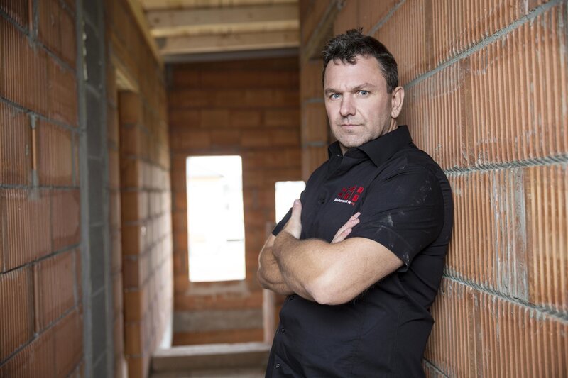 Im Kampf gegen den Pfusch: Der EU-Bausachverständige Günther Nussbaum greift verzweifelten Häuslbauern, die Opfer von Baumängeln geworden sind, unter die Arme … – Bild: ATV