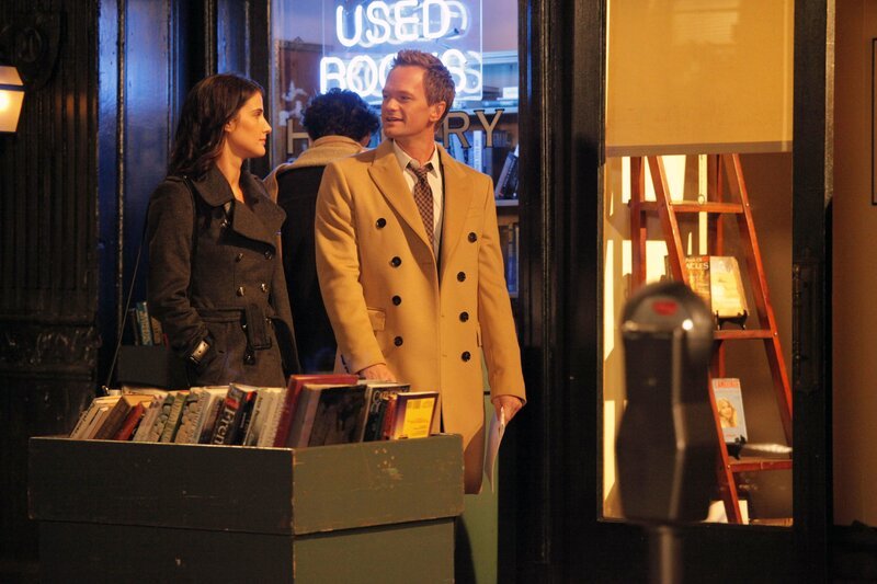 Während Robin zögert, sich von Nick zu trennen und Barney das für sie übernimmt, sehen sich Lily und Marshall nach etwas Zeit die sie alleine verbringen können … – Bild: Twentieth Century Fox Film Corporation