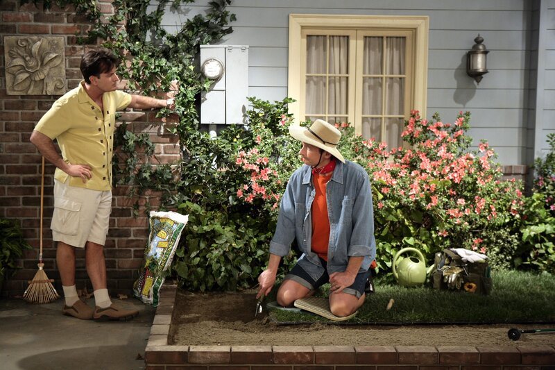 Charlie (Charlie Sheen, l.); Herb (Ryan Stiles, r.) – Bild: Warner Brothers Entertainment Inc.