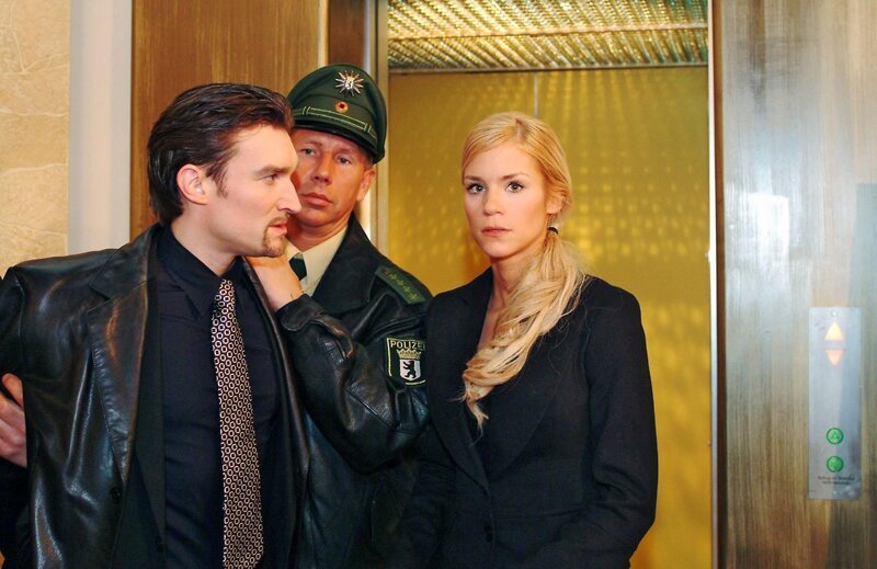 Sabrina (Nina-Friederike Gnädig, r.) ist schockiert, als sie Richard (Karim Köster, l.) wiederbegegnet. – Bild: SAT.1 /​ Monika Schürle