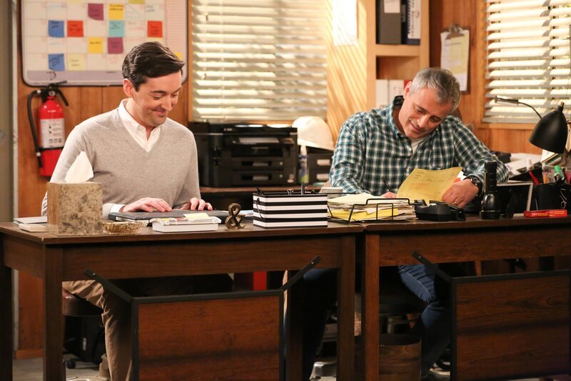 Lowell (Matt Cook, l.); Adam Burns (Matt LeBlanc, r.) – Bild: CBS Broadcasting, Inc. /​ Michael Yarish