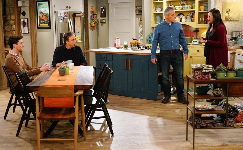 (v.l.n.r.) Lowell (Matt Cook); Don Burns (Kevin Nealon); Adam Burns (Matt LeBlanc); Andi Burns (Liza Snyder) – Bild: CBS Broadcasting, Inc.
