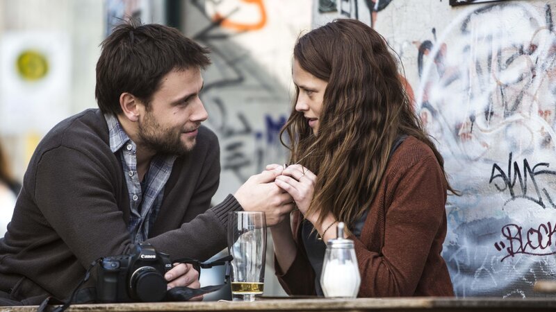 Andi Werner (Max Riemelt, l.); Clare Havel (Teresa Palmer, r.) – Bild: Berlin Syndrome Holdings Pty Ltd, Screen Australia Andi Werner (Max Riemelt, l.); Clare Havel (Teresa Palmer, r.) – Bild: Berlin Syndrome Holdings Pty Ltd, Screen Australia