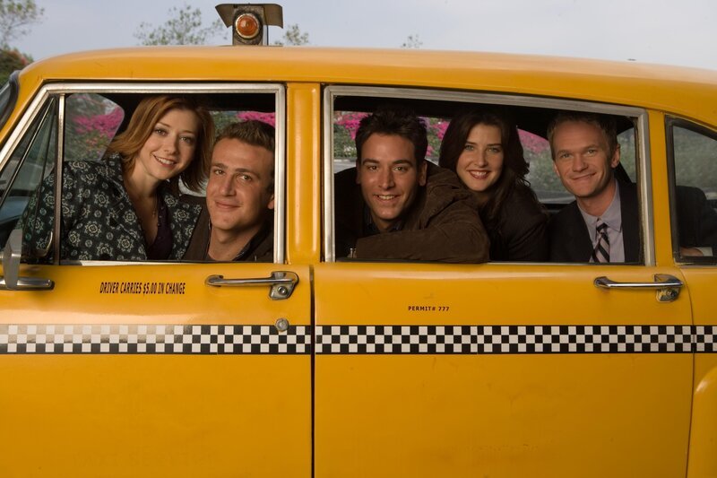 (2. Staffel) – Wie es früher war: Das Leben von Ted (Josh Radnor, M.) und seinen Freunden Marshall (Jason Segel, 2.v.l.), Barney (Neil Patrick Harris, r.), Lily (Alyson Hannigan, l.) und Robin (Cobie Smulders, 2.v.r.) … – Bild: © 20th Century Fox International Television