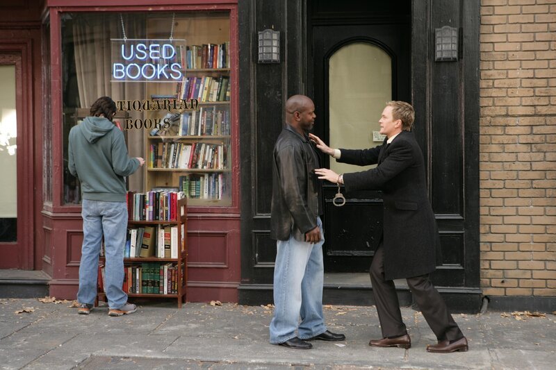 Um zu wissen, ob er am Super-Bowl-Sonntag auf das richtige Team gesetzt hat, versucht Barney (Neil Patrick Harris, r.) alles, um an das Ergebnis zu kommen. Doch wird Emmitt Smith (Emmitt Smith, M.) es ihm verraten? – Bild: © 20th Century Fox International Television