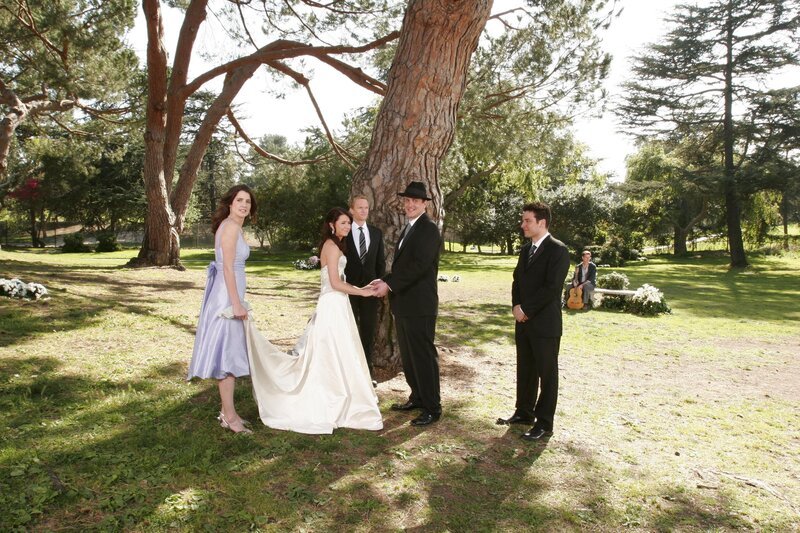 Am Ende kommt es doch zu einer kleinen Zeremonie: das Brautpaar Lily (Alyson Hannigan, 2.v.l.) und Marshall (Jason Segel, 3.v.r.) mit ihren Freunden Ted (Josh Radnor, 2.v.r.), Barney (Neil Patrick Harris, 3.v.l.), Robin (Cobie Smulders, l.) und der musizierende Gärtner (Thomas Bethke, r.) … – Bild: © 20th Century Fox International Television /​ Michael Yarish /​ Michael Yarish