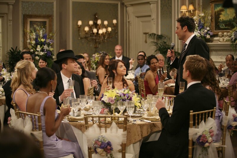 Die Hochzeitsparty ist im vollen Gange und alle amüsieren sich prächtig: Ted (Josh Radnor, 3.v.r.), Marshall (Jason Segel, 3.v.l.), Barney (Neil Patrick Harris, 2.v.r.), Lily (Alyson Hannigan, M.) und Robin (Cobie Smulders, r.) … – Bild: © 20th Century Fox International Television