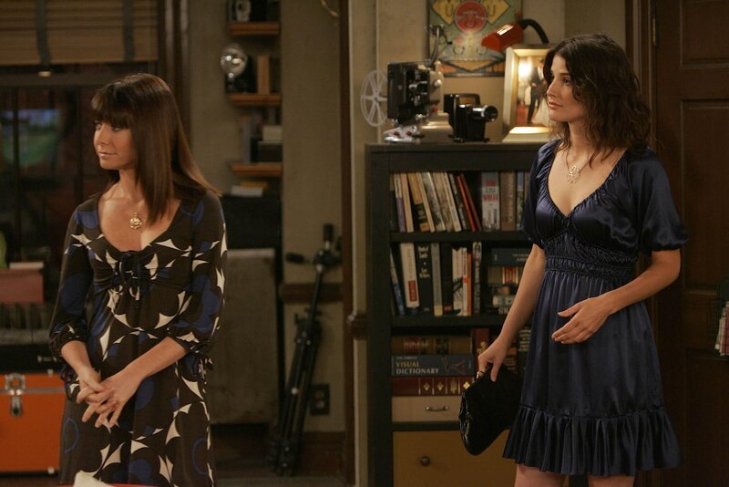 Während Lily (Alyson Hannigan, l.), Barney und Marshall Ted am Telefon unterstützen, macht sich Robin (Cobie Smulders, r.) zu einem Abendessen mit dem Chirurgen Ian auf … – Bild: © 20th Century Fox International Television