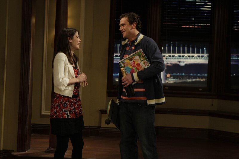 Am Abend suchen Marshall (Jason Segel, r.) und Lily in Begleitung von Robin (Cobie Smulders, l.) die Wohnung auf, die sie vor kurzem gekauft haben und schon bald beziehen werden. Plötzlich fällt Marshall und Robin auf, dass der Boden in der Wohnung schief ist. Daraufhin unternehmen sie alles mögliche, dass Lily diesen Umstand nicht wahrnimmt … – Bild: © 20th Century Fox International Television