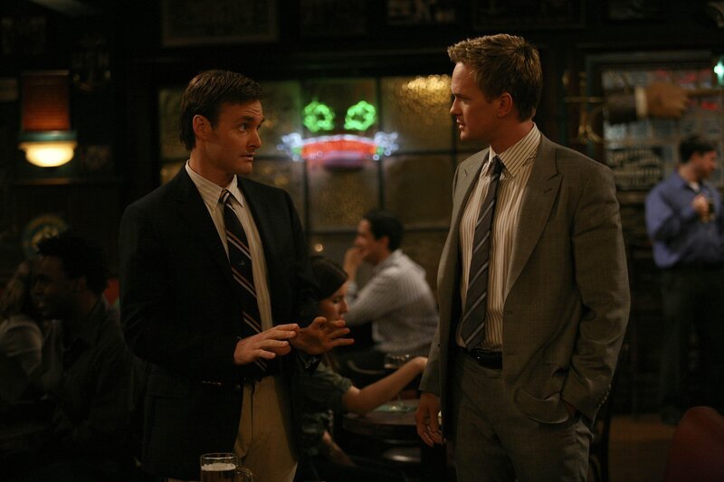 Randy (Will Forte, l.) bewundert Barney (Neil Patrick Harris, r.) schon seit langem und freut sich darauf, Barneys Co-Pilot beim „Frauen-klar-machen“ zu werden … – Bild: © 20th Century Fox International Television