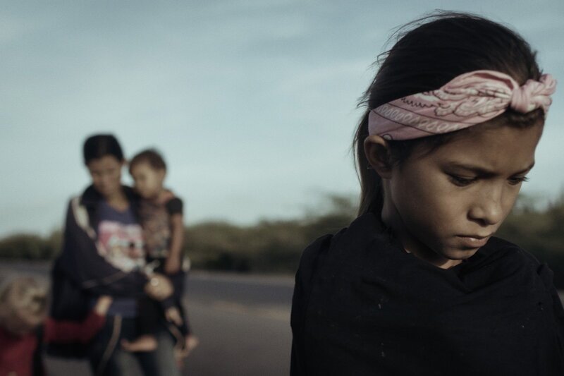 SRF DOK – Venezuela – Das Land der verlassenen Kinder. Wie Millionen andere vor ihr versucht Kiara mit ihren drei kleinsten Kindern nach Kolumbien zu gelangen. – Bild: SRF1