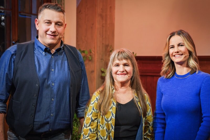 v.l. Jass-Schiedsrichter Jörg Abderhalden, Gardi Hutter, Moderatorin Fabienne Gyr – Bild: SRF1 v.l. Jass-Schiedsrichter Jörg Abderhalden, Gardi Hutter, Moderatorin Fabienne Gyr – Bild: SRF1