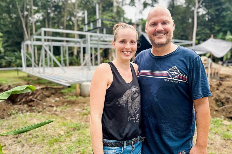 Auf und davon – Staffel 17, Folge 4: Nadine und Michel Burkhalter auf der Baustelle in Costa Rica. Sie wollen ins Tourismusgeschäft einsteigen. – Bild: SRF1