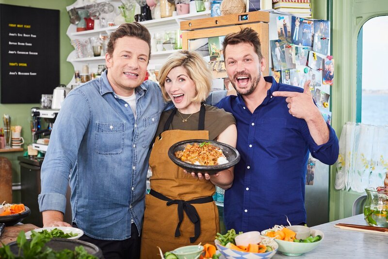 (v.l.n.r.) Jamie Oliver; Jodie Whittaker; Jimmy Doherty – Bild: TV NOW /​ © Jamie Oliver Pr