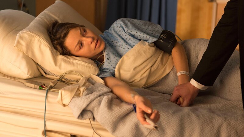 Um Chloe (Laura German) zu retten, muss Lucifer (Tom Ellis) in die Hölle zurück, um eine geheimnisvolle Giftformel zu besorgen. – Bild: RTL /​ 2017 WBEI /​ Ein guter Tag zum Sterben