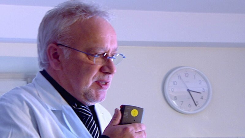 Utes (Isabell Hertel) Dankbarkeit gegenüber Benedikt (Jens Hajek) entlädt sich in einer herzlichen Umarmung. – Bild: TVNOW