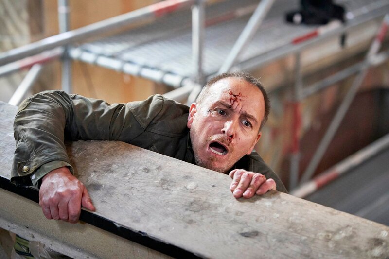 Semir (Erdogan Atalay) in prekärer Situation – der Racheplan gegen ihn soll tödlich für Semir enden … – Bild: RTL