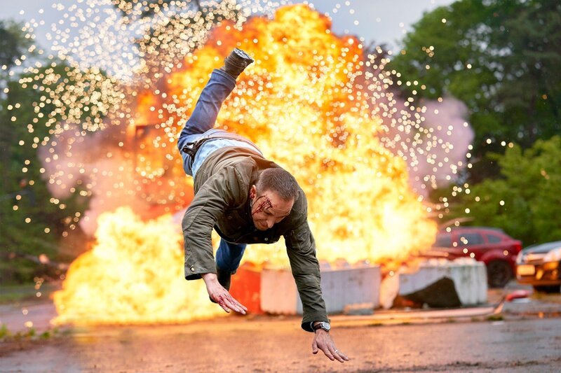 Die LKW Zugmaschine rast in ein stehendes Hindernis. Semir (Erdogan Atalay) wird herausgeschleudert, bevor der Tank explodiert. – Bild: RTL /​ Guido Engels