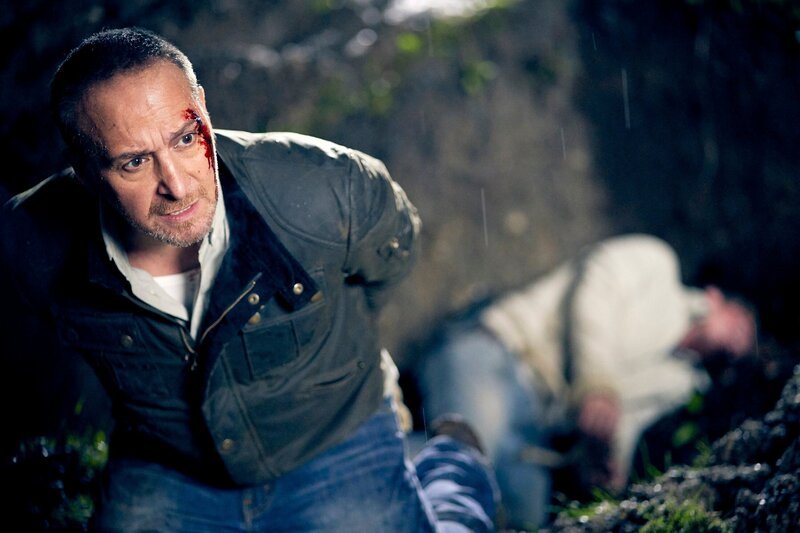 Semir (Erdogan Atalay, l.) und Paul (Daniel Roesner) sollen im Grab von Semirs Vater lebendig begraben werden. – Bild: TVNOW /​ Guido Engels