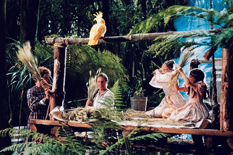 Die Familie Robinson strandet nach einem Schiffbruch auf einer verlassenen Insel. Der harte Kampf ums Überleben stellt die Familie jeden Tag vor neue, gewaltige Herausforderungen. – Bild: Swlss Family Robinson Production BV Robinson CLT-UFA/​Cloud 9 Classic Collection