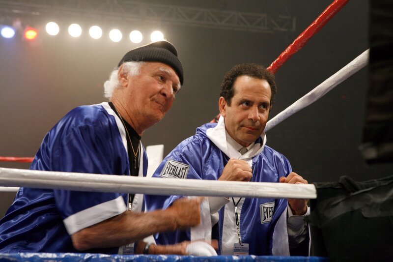 „Monk“, „Mr. Monk steigt in den Ring.“ Monk muss einen Bombenanschlag auf den Schwergewichtsboxer Ray Regis aufklären, bei dem einer von dessen Betreuern ums Leben gekommen ist. Da Monk gerade eine Sportprüfung für die Mitarbeiter der Polizei von San Francisco bevorsteht, trifft er mit dem Boxchamp eine Vereinbarung: Monk wird versuchen herauszufinden, wer Regis nach dem Leben trachtet, und dieser wird ihm dabei helfen, in körperliche Topform zu kommen – und das ist eindeutig die schwierigere Aufgabe.Im Bild (v.li.): Robert Loggia (Louie Flynn), Tony Shalhoub (Adrian Monk). – Bild: ORF/​Universal/​Isabella Vosmikova